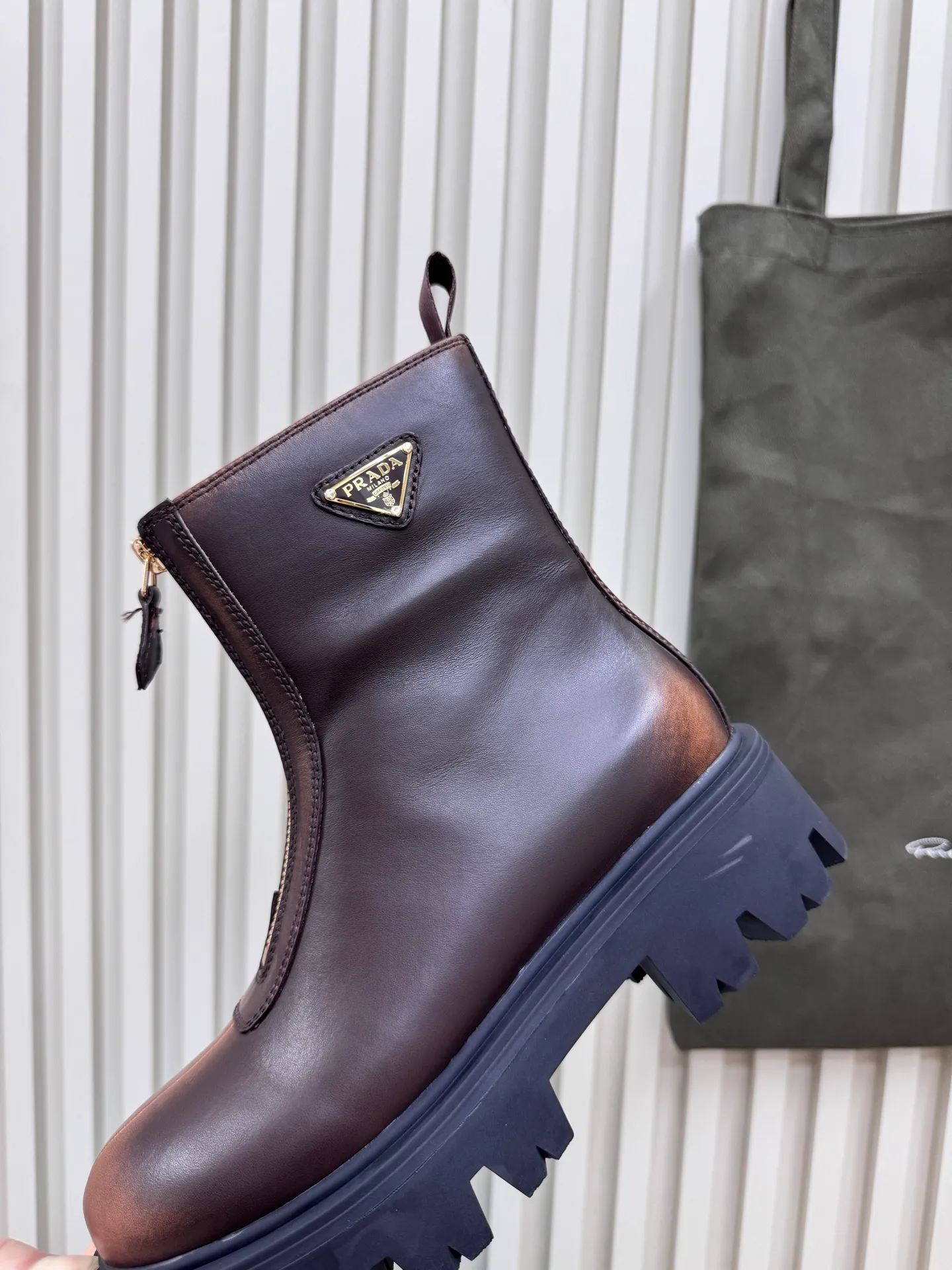 👟👟Ex-factory price 680👟👟 Prada / Prada couple's Martin boots are here, comfortable and elegant to wear. The original molded outsole of the counter is 1:1 replica. It is made of non-slip and wear-resistant imported TPU tin mold vacuum outsole. Tank-shaped thick sole. Fabric: imported anti-explosion cowhide. Lining: imported mixed sheepskin lining. Sheepskin foot pads. Outsole: tin molded beef tendon sole. Code number: 35-41 (42 customized)